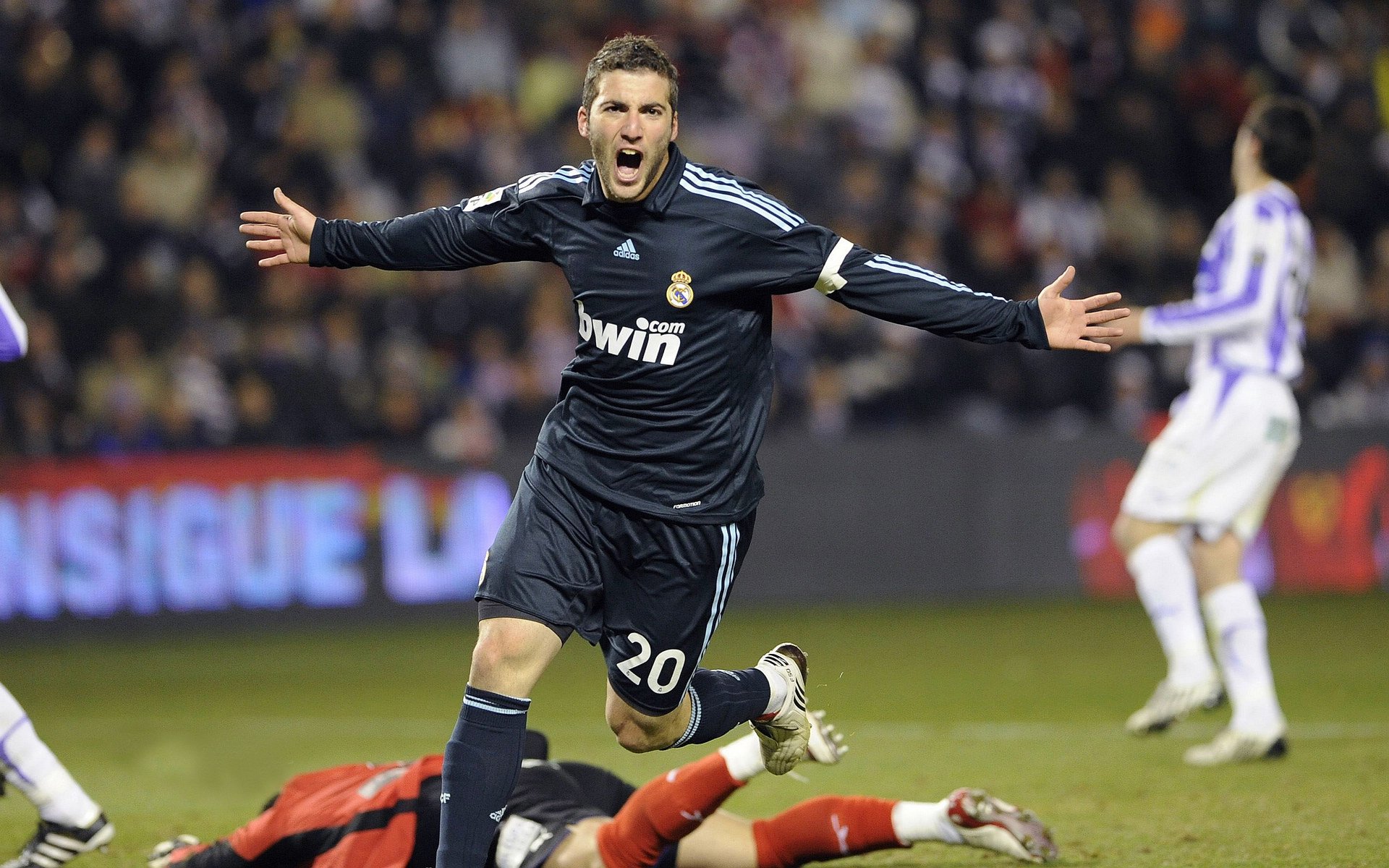 “帕布罗·马特拉:阿根廷美洲狮队的力量与智慧的结合体”